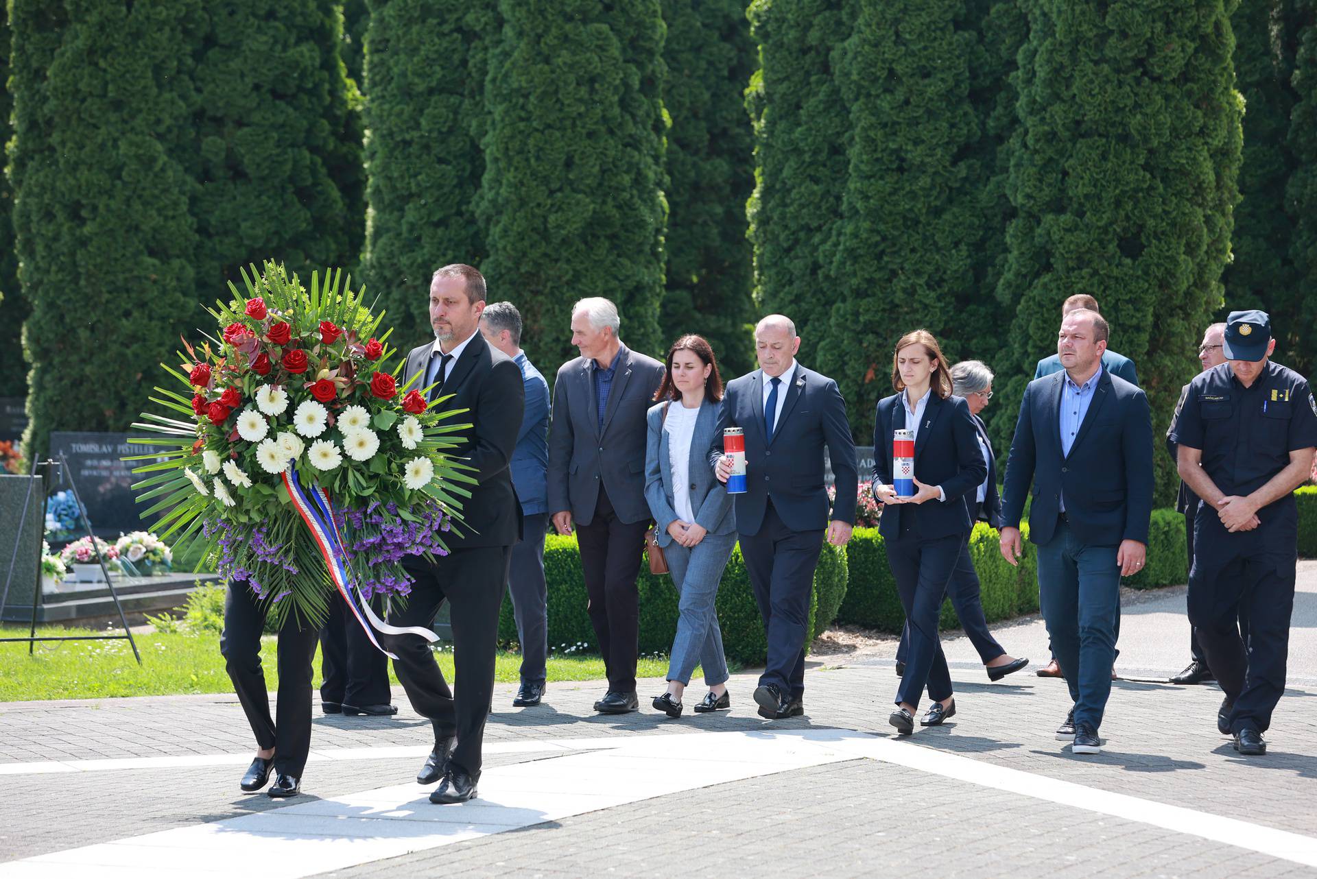 Vukovar: Ministar Medved pridružio se članovima Udruge "Vukovarske majke" te položio vijenac na Memorijalnom groblju