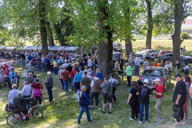 Osijek. Podjela graha na lijevoj obali Drave na Praznik rada