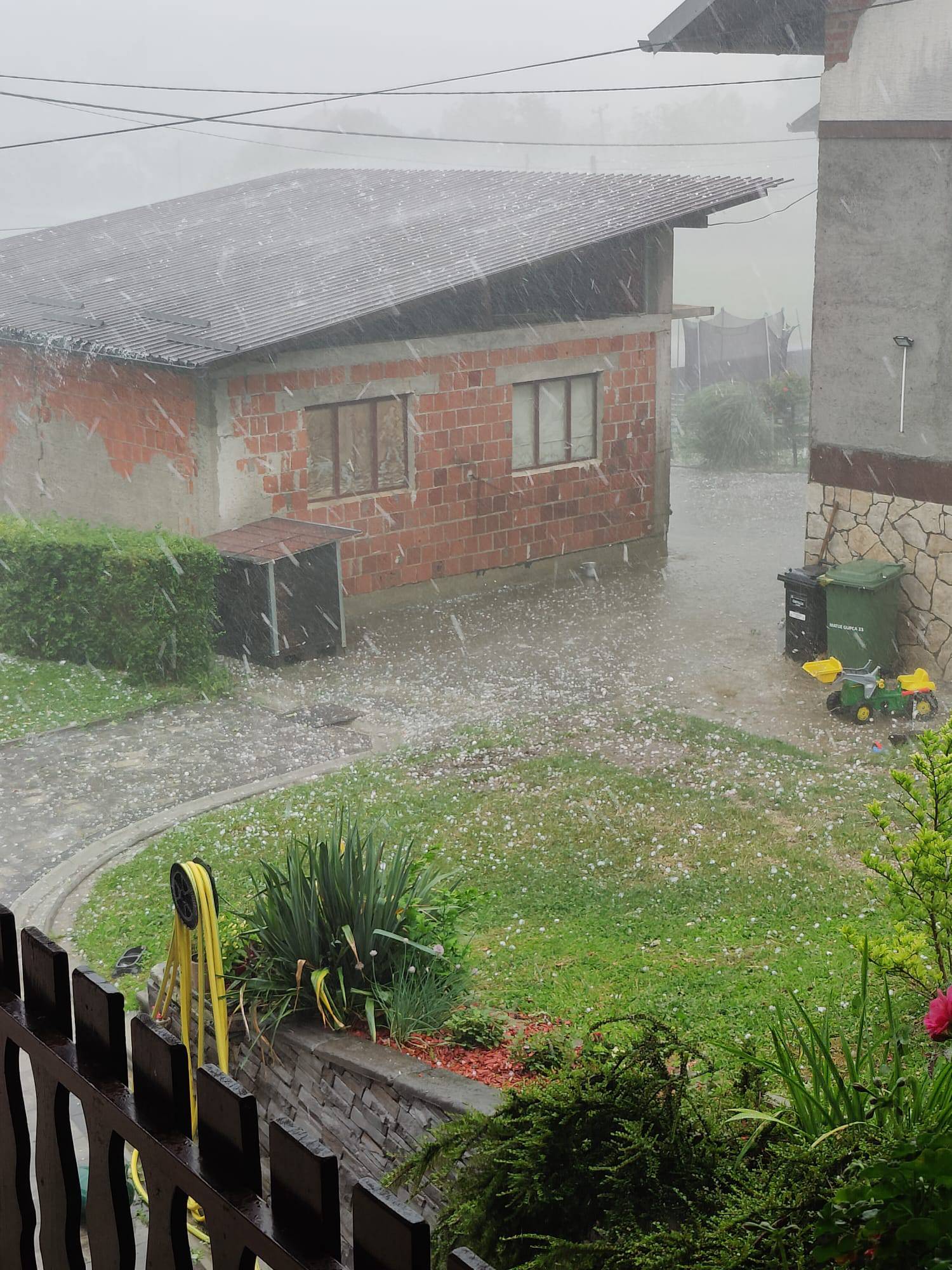 VIDEO Nevrijeme poharalo Zagorje: Tuča razbijala krovove i aute, padao led veličine oraha