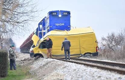 VIDEO: Vlak naletio na kombi u blizini Varaždina: 'Strah me tog prijelaza, nema signalizaciju'