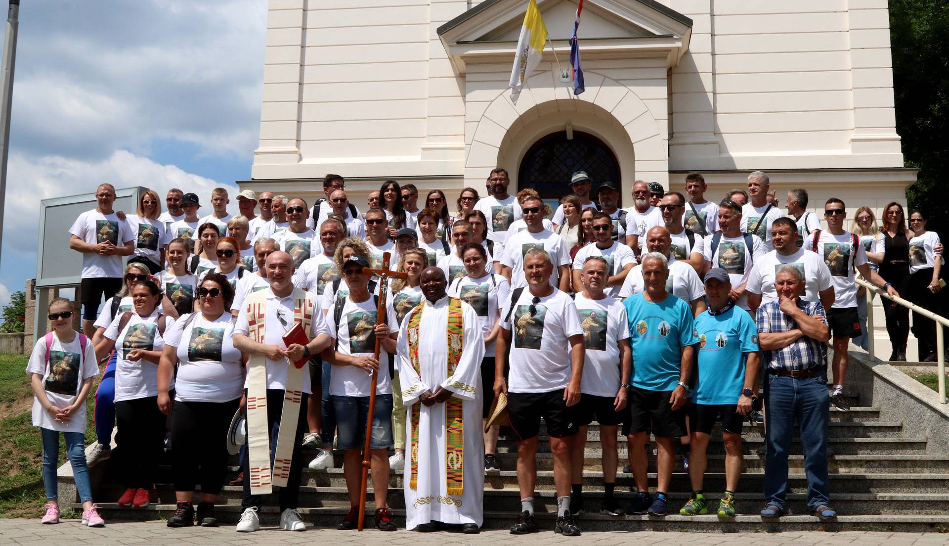 Hodočastili od Podvinja do Gornje Močile: 'Okupljaju nas vjera i ljubav prema Sv. Anti'