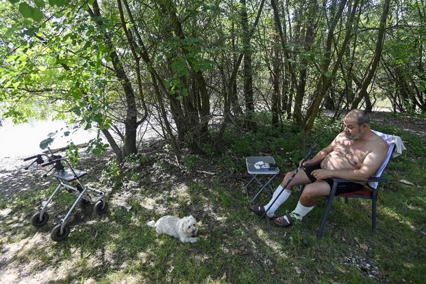 Zagreb:  Ivan  živi u šatoru na Bundeku sa svojim psom Barnyem