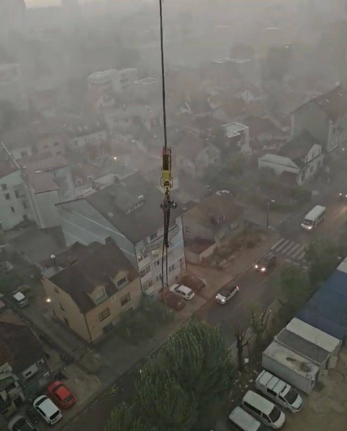 VIDEO Za vrijeme megaoluje bio je zarobljen u kranu: 'A šta ćeš, nemaš gdje pa pričekaš malo...'