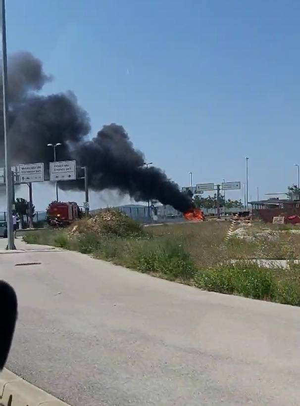 Video: U Zadarskoj luci planuo auto, dim se vidio kilometrima