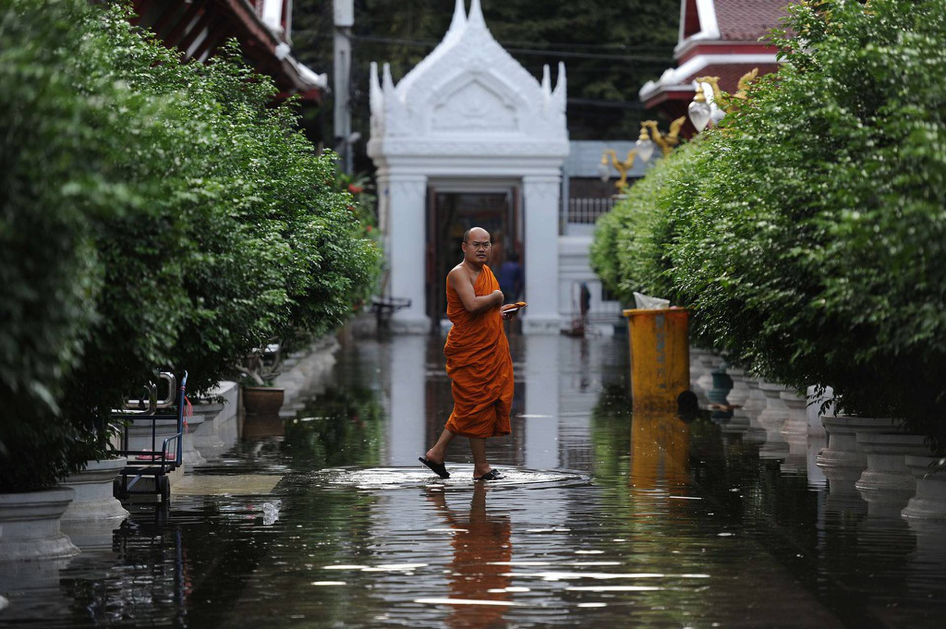 Бангкок осадки. Бангкок монахи. Бангкок окраины. Бангкок монах как живой.