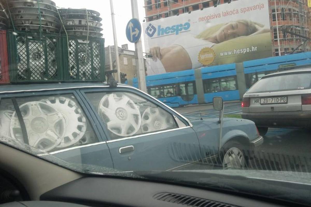 Auto pretrpao ratkapama, morao maknuti retrovizor