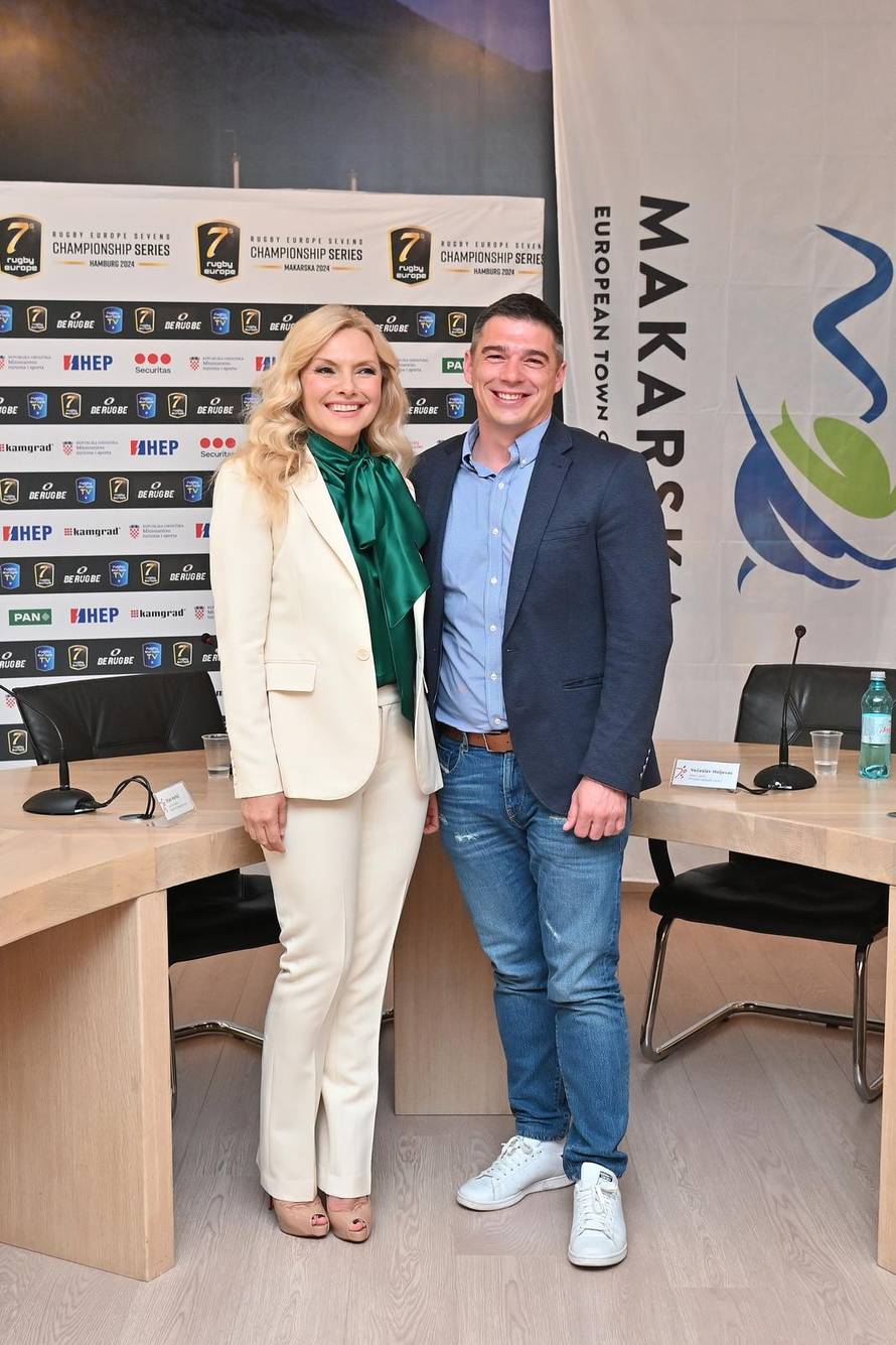 Vlatka Pokos s novim dečkom Većeslavom Holjevcem pozirala u gradskoj vijećnici u Makarskoj 