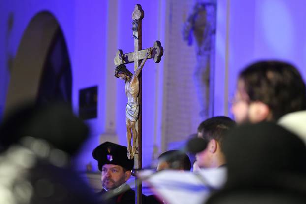 Čakovec: Paljenje prve adventske svijeće na Franjevačkom trgu