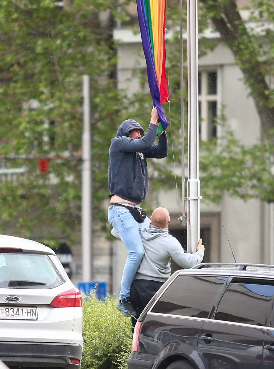 Nepoznati muškarci pokušali skinuti zastavu duginih boja