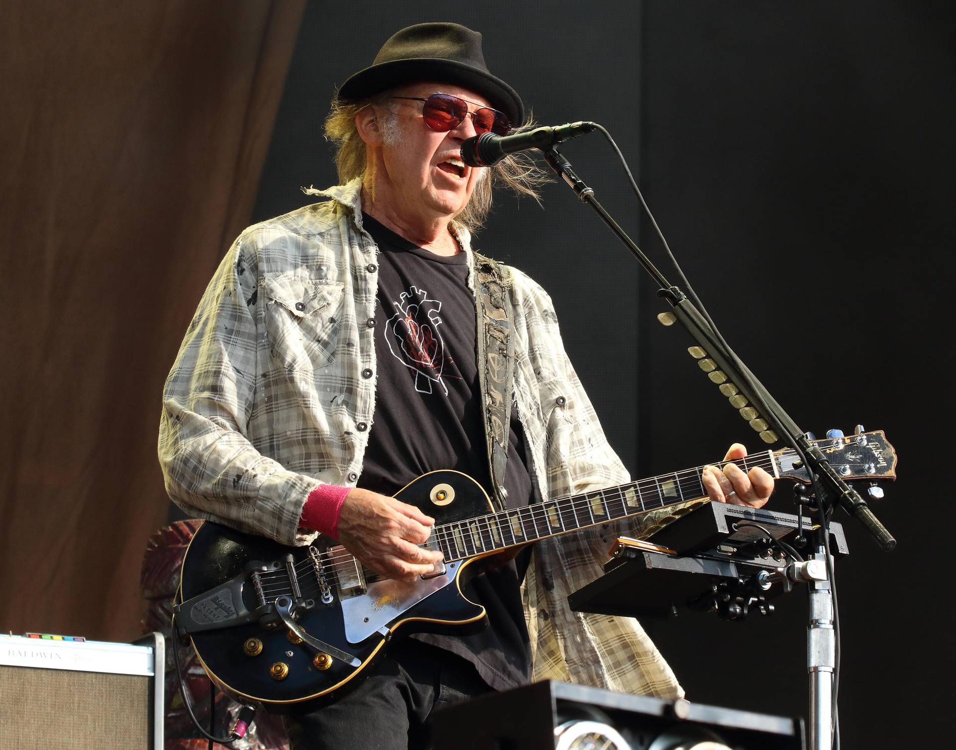 Neil Young zatražio da uklone svu njegovu glazbu sa Spotifya: 'Vi i Joe Rogan širite fake news'