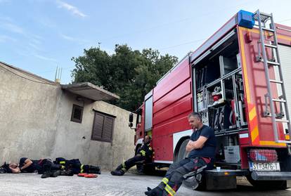 FOTO Nakon cjelonoćne borbe s buktinjom kod  Žrnovnice ovako su vatrogasci dočekali smjenu