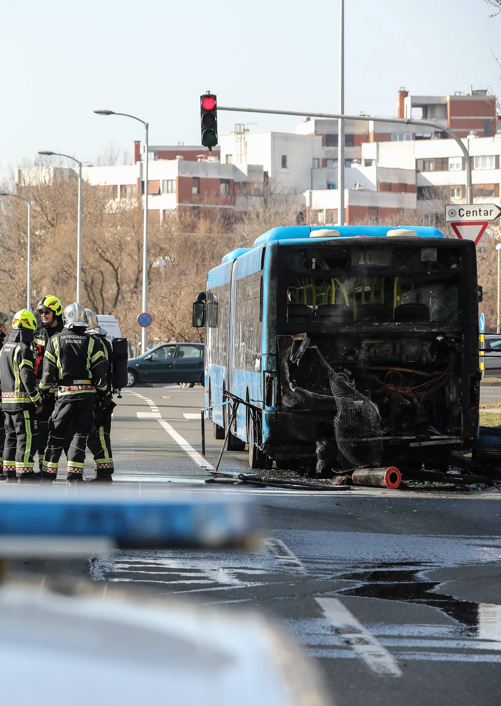 Zagreb: Vatrogasci ugasili poÅ¾ar na autobusu ZET-a na izlasku iz naselja Dugave