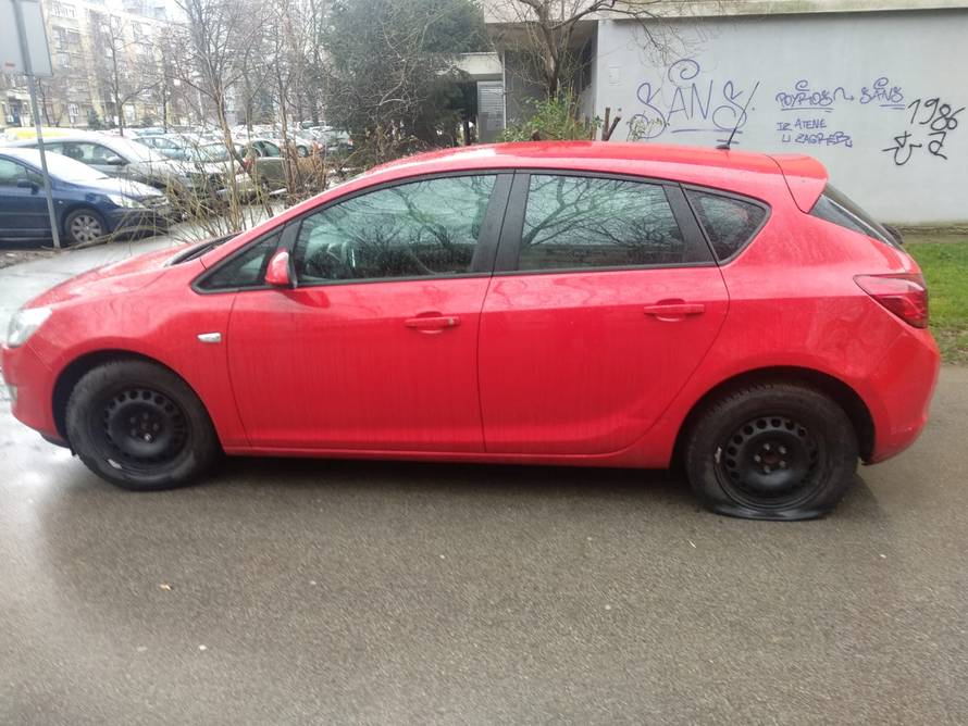 Zagreb: Bušio gume na autima