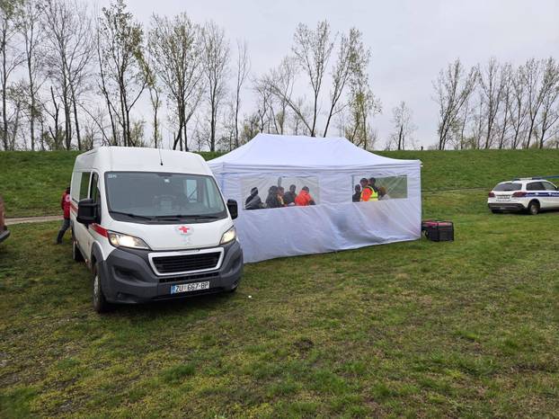 PRVE FOTKE S MJESTA UŽASA Spasili 30 migranata iz Save!