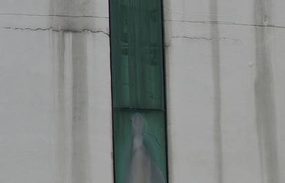 Masa bdije pred bolnicom: Na prozoru vidjeli  Djevicu Mariju?