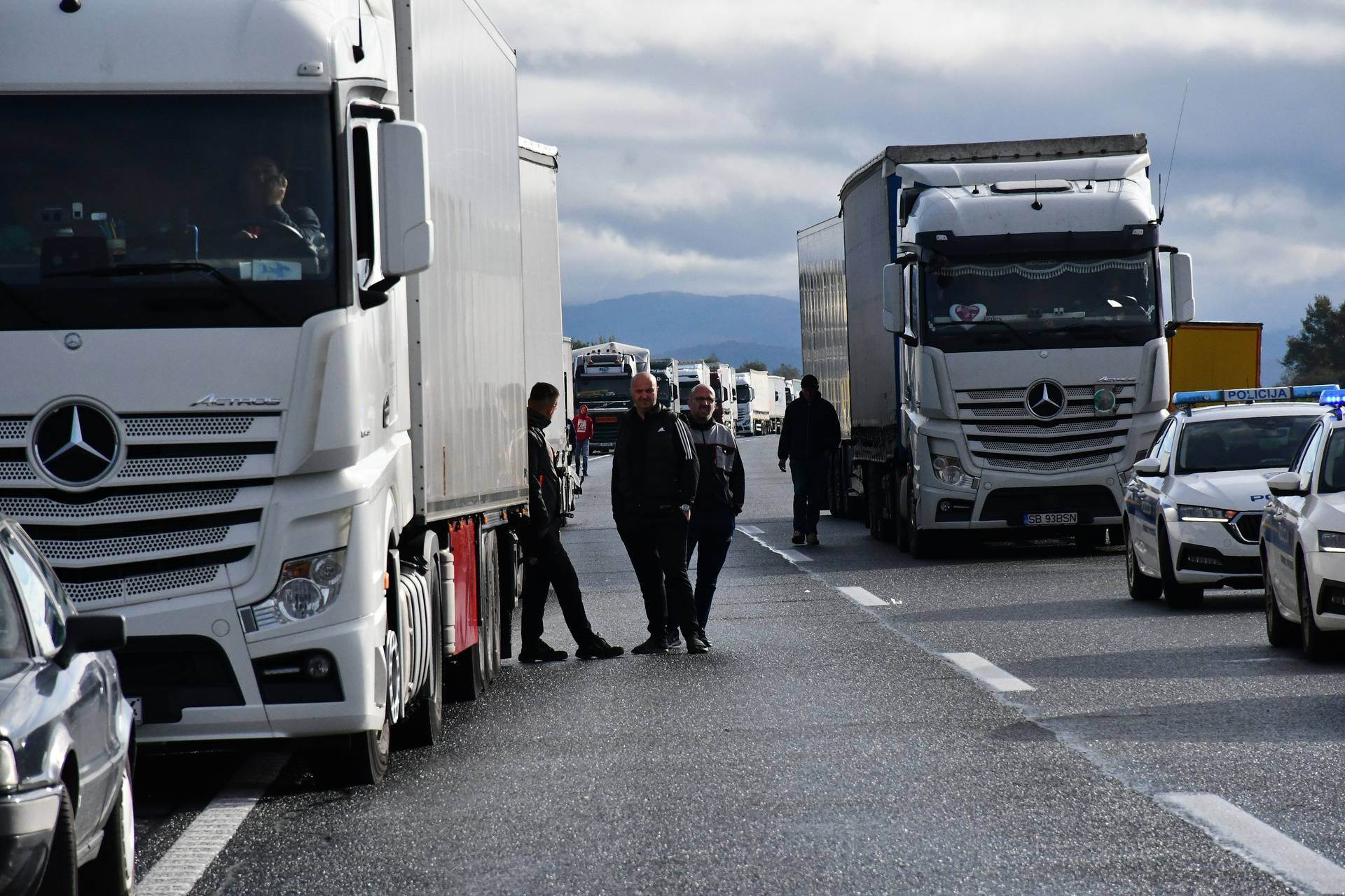 Policija objavila detalje užasa na A3. Neslužbeno doznajemo da je vozač migranata u bijegu!