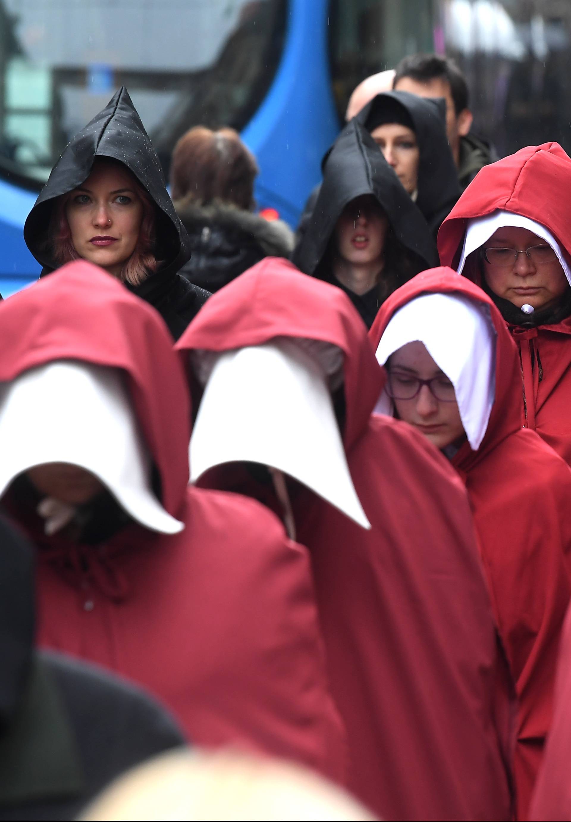 O muškarcima koji mrze žene i ženama koje pritom samo šute