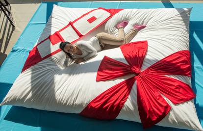 Najveći hrvatski jastuk: Težak je 30 kila i dugačak tri metra