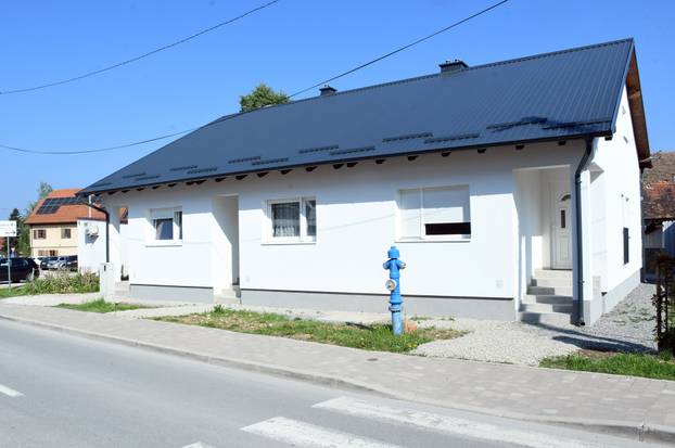 Petrinja: Ministar Bačić obišao tri obitelji koijim su izgrađene zamjenske kuće