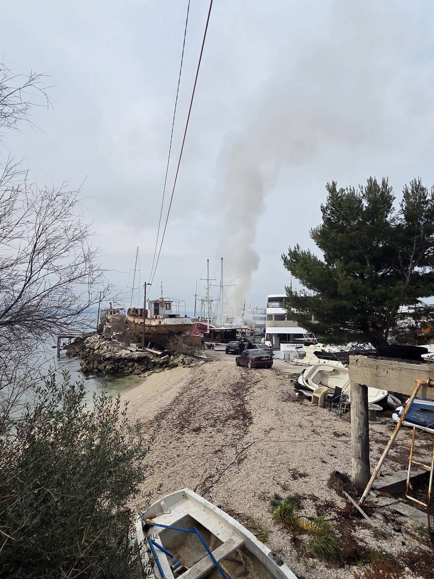 VIDEO Vatrogasci cijelu noć gasili požar broda u luci Bajnice