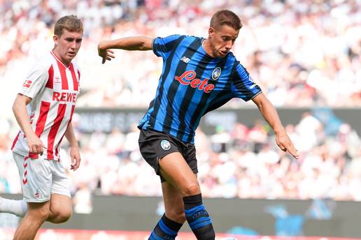 Navija&ccaron;i Atalante emotivnim su transparentom pru&zcaron;ili podr&scaron;ku Mariju Pa&scaron;ali&cacute;u nakon smrti oca