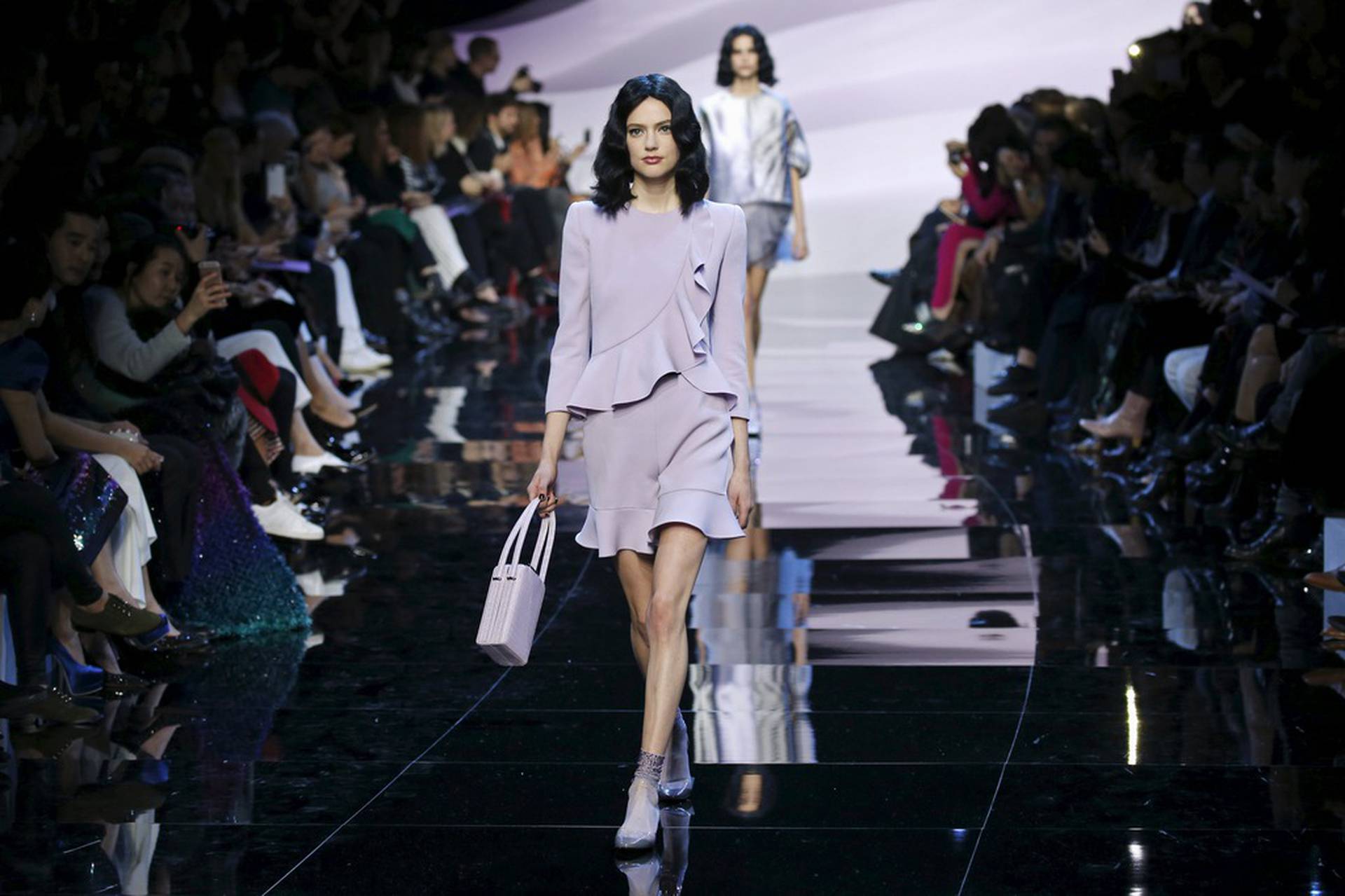 Мода весны 2024 г. Подиум диор 2023. Армани Джорджио коллекция одежды 2023. Джорджио Армани подиум 2022 2023 года.