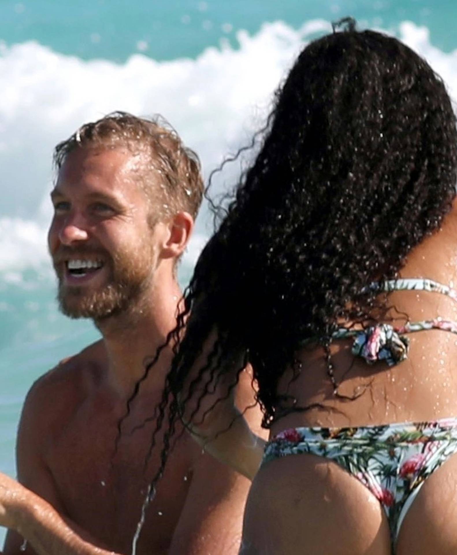 *PREMIUM-EXCLUSIVE* MUST CALL FOR PRICING BEFORE USAGE 
 - STRICTLY NOT AVAILABLE FOR ONLINE USAGE UNTIL 22:00 PM UK TIME ON 25/08/2022  - 

Scottish DJ Calvin Harris and his girlfriend Vick Hope look very much in love as they are snapped having a great t