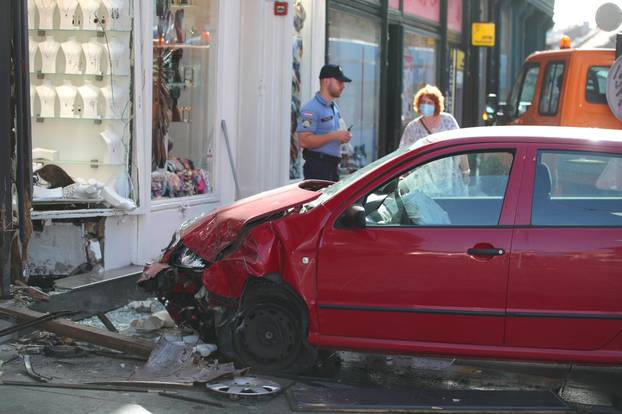 Zagreb: Jedna osoba ozlijeđena nakon što se automobil zaletio u zid trgovine