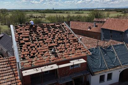 VIDEO Led im uništio kuće, aute i ubio rode: Stanovnici mjesta kraj Županje popravljaju štetu