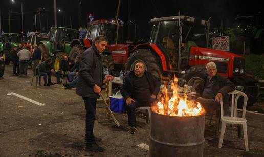 VIDEO I grčki seljaci blokiraju ceste, traktorima idu u Atenu