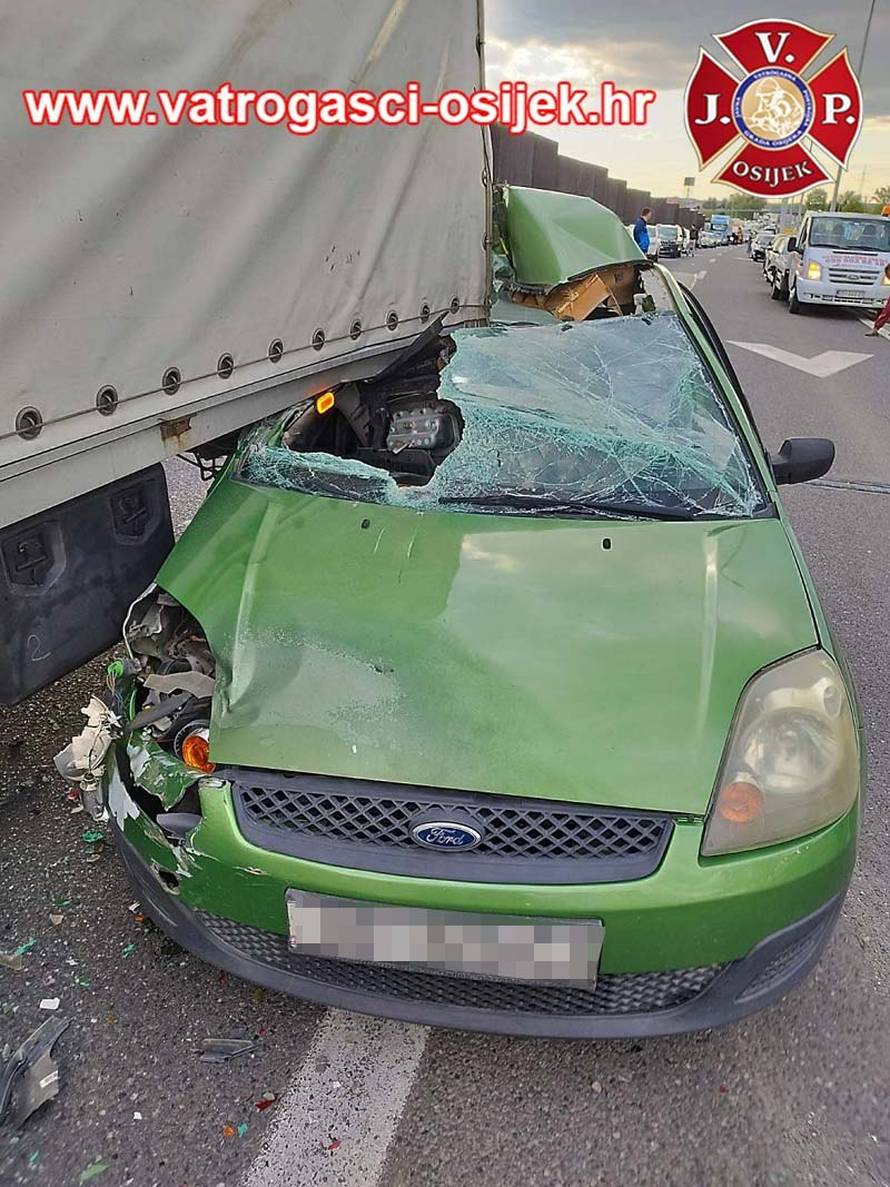 FOTO UŽASA Podletio je pod kamion na osječkoj obilaznici!