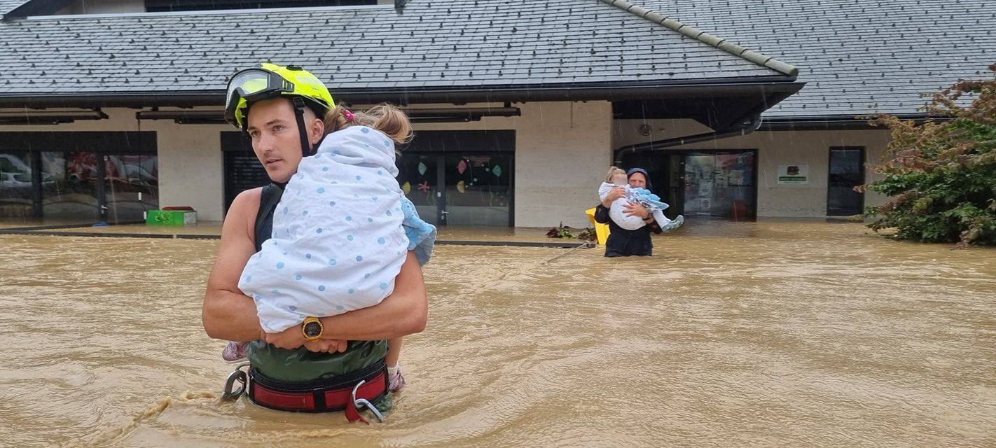 FOTO Vatrogasci spašavali djecu iz vrtića u Sloveniji, prestrašene ih iznosili u rukama po poplavi