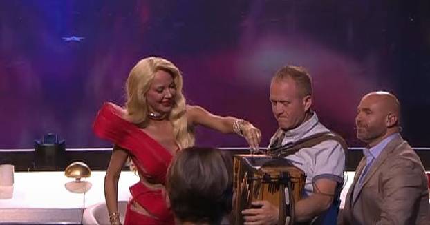 Izazovno i odvažno! Pogledajte kombinacije koje je Maja Šuput nosila u Supertalentu do sada