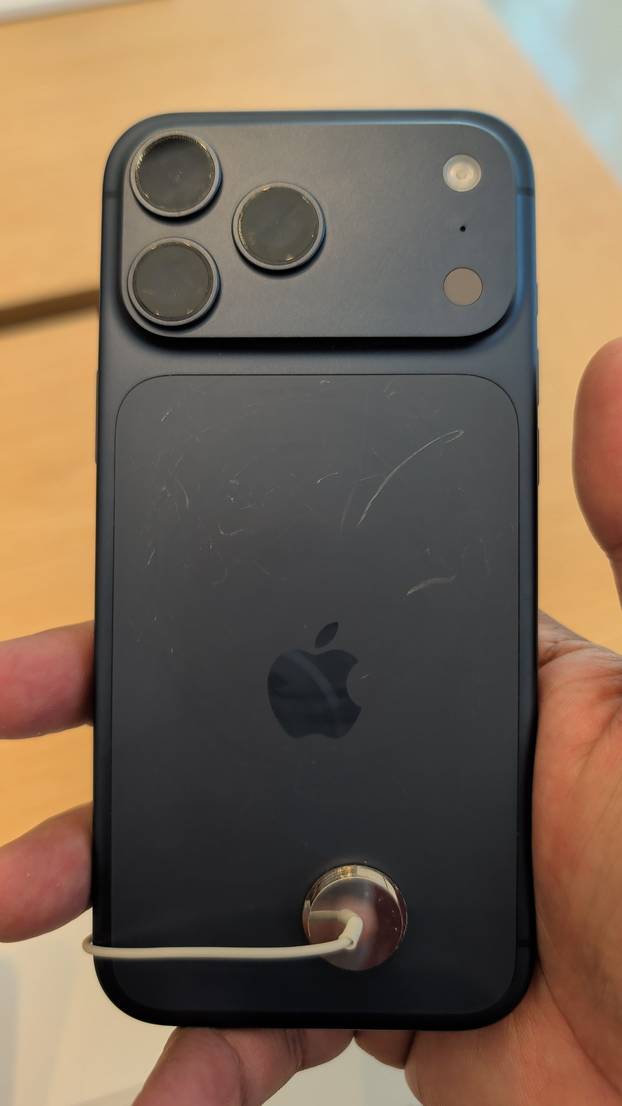 FOTO Korisnici novog iPhonea 17 bijesni: 'Ogrebe se u roku keks'