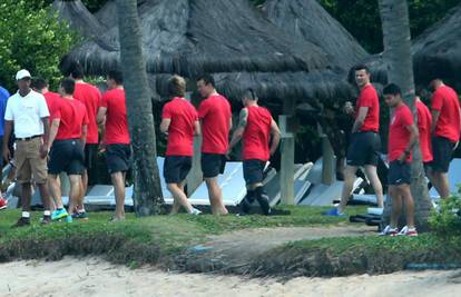 Igrači i stručni stožer u šetnji plažom, Perišić i Rebić u moru