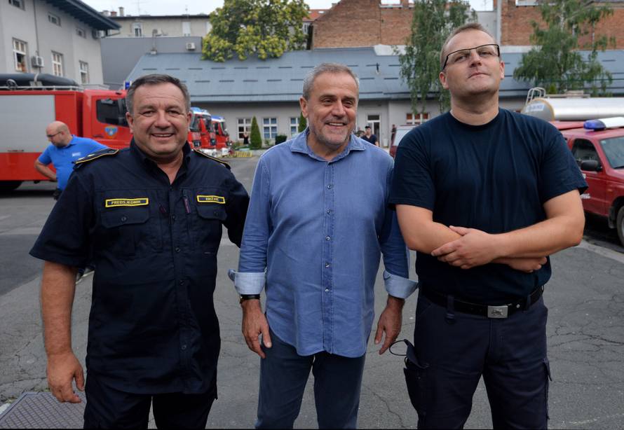 Zagrebački vatrogasci se uz zvukove sirena vratili u Savsku