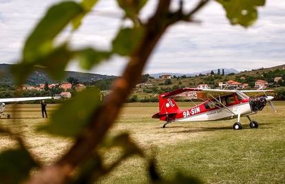 Pretrčavala pistu, zahvatio ju konop aviona i teško ozlijedio