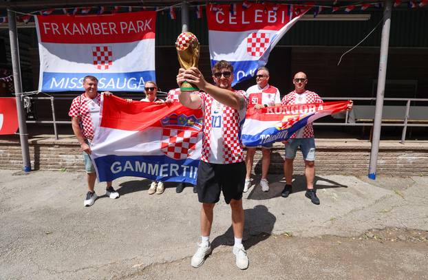 SP 2026 Mississauga: Hrvatski navijači pozirali sa replikom pehara SP-a
