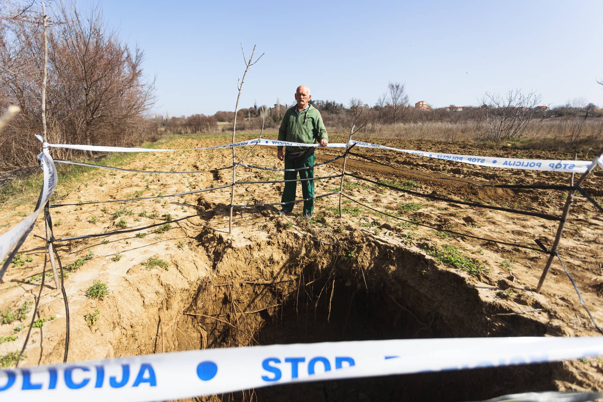 Otvorila se rupa promjera tri metra kod Zadra: 'Išao sam na njivu orati i zaprepastio se'