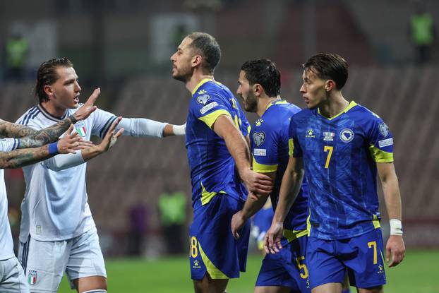 Zenica: Naguravanje igrača na terenu nakon što je Bastoni dobio crveni karton tijekom utakmice BiH - Italija