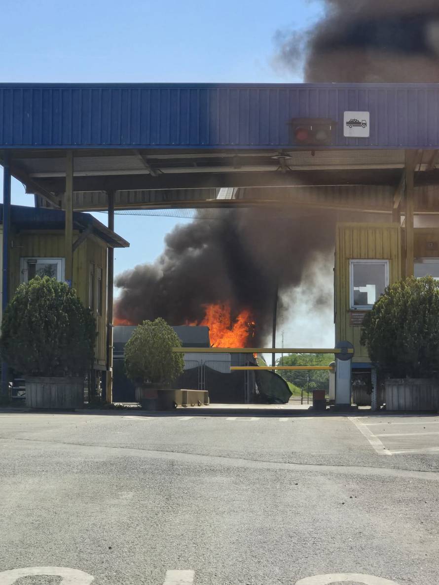 Policija o detaljima požara na Jakuševcu: Još se ne zna uzrok buktinje glomaznog otpada...