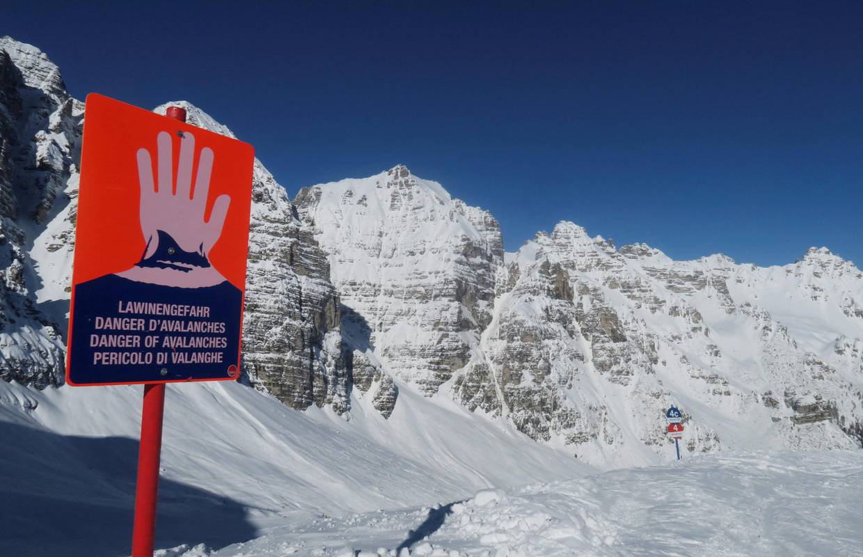 Dvoje skijaša poginulo u lavini u Švicarskoj, treći preživio