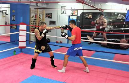 Opasan protivnik: Sandi Cenov je  pokazao boksačke vještine