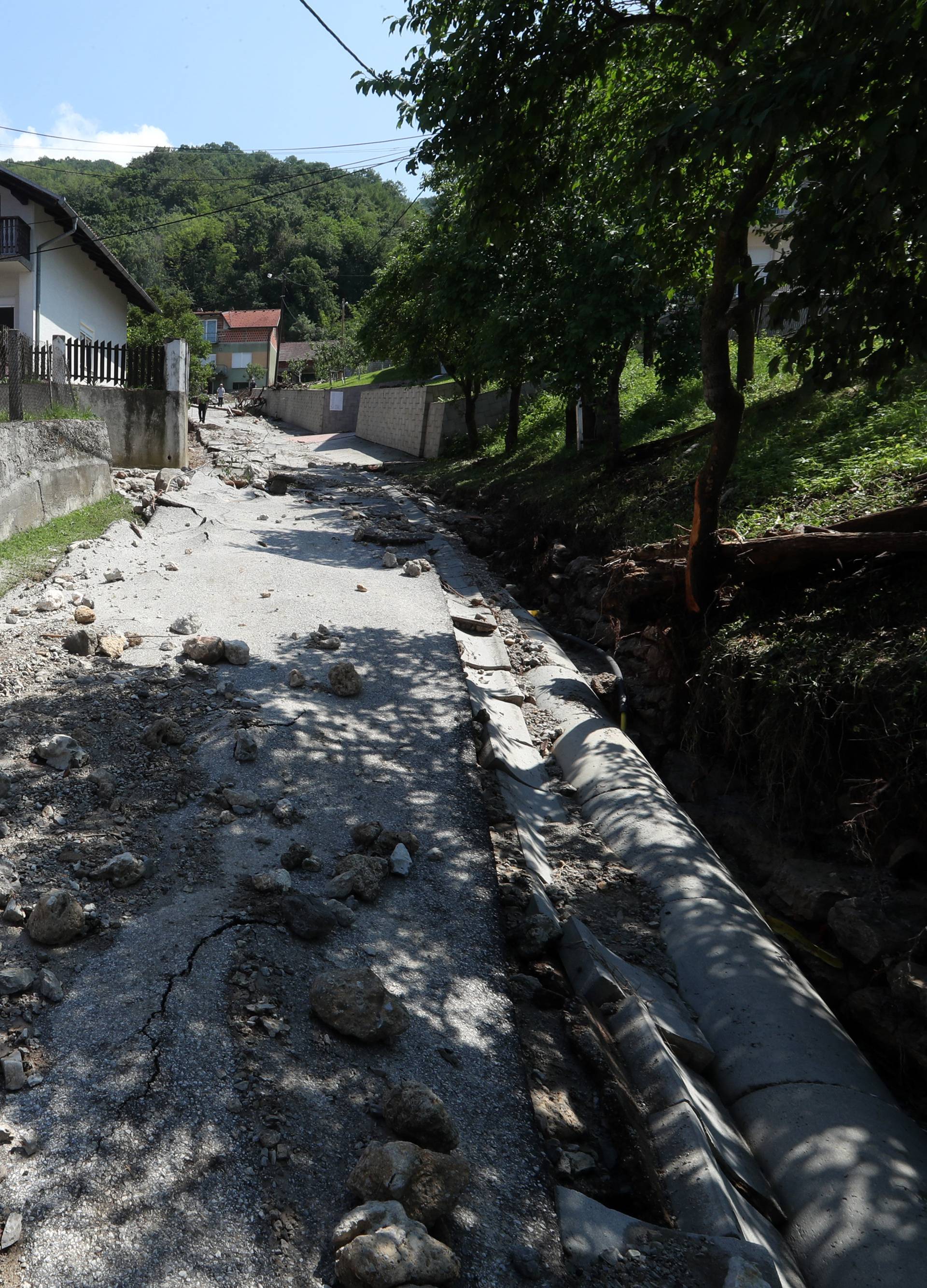 Kaos kod Zaprešića: Poplavile ulice, odron im je ugrozio kuće