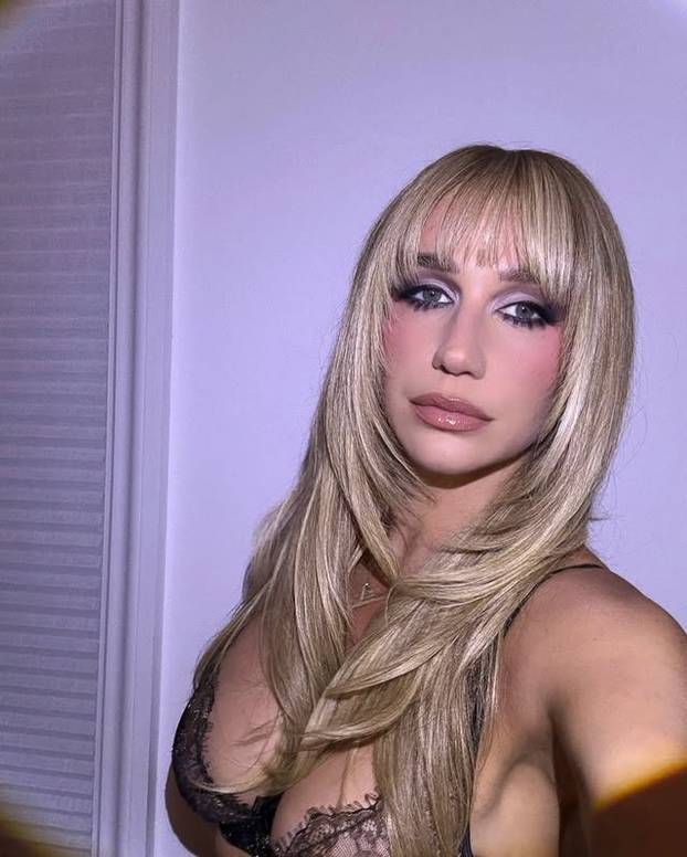 Pronađi Keshu! Nosila neobičnu cvjetnu kreaciju i šokirala sve: Izgledala poput velikog buketa