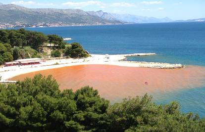 Dobro došli turisti: Na Žnjanu more crveno, ne znaju zašto...