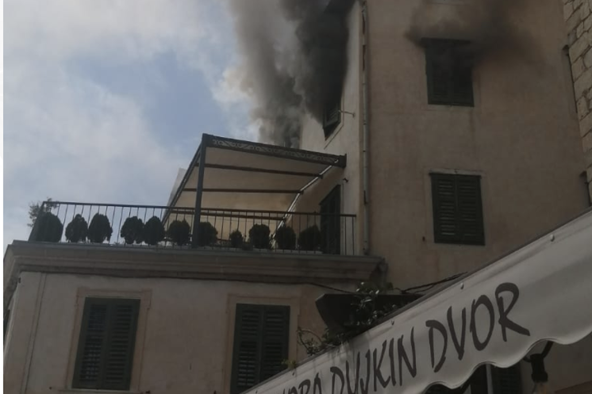Gorio stan u centru Splita: Na teren izašlo 18 vatrogasaca