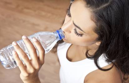 Koliko vode u danu popijete? Znakovi da pijete premalo i tijelo vam zbog toga ispašta