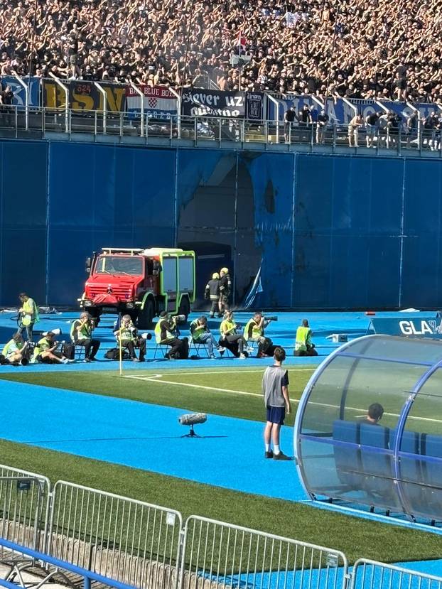 FOTO Torcida zapalila Boysima udarni transparent?! 'Zadnji derbi ste izdimili, sad gorite'