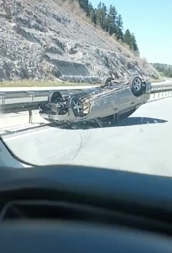 VIDEO Auto kod Otočca sletio na krov: 'Izgledalo je užasno...'